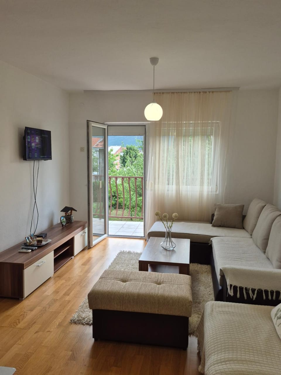 Communal lounge/ TV room, TV and multimedia, Living room, Seating area, Evening entertainment