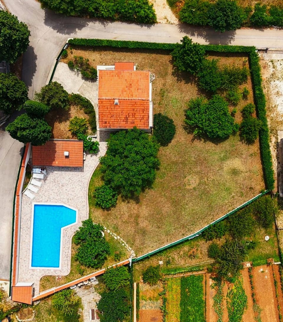 Property building, Day, Natural landscape, Bird's eye view, Pool view, Swimming pool, sunbed