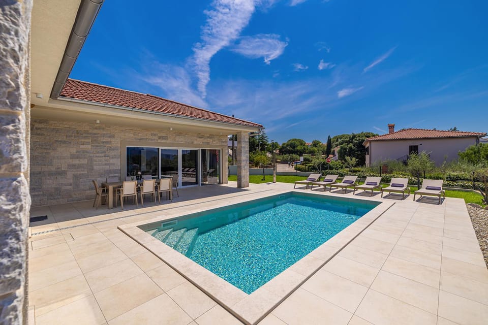 Swimming pool, sunbed