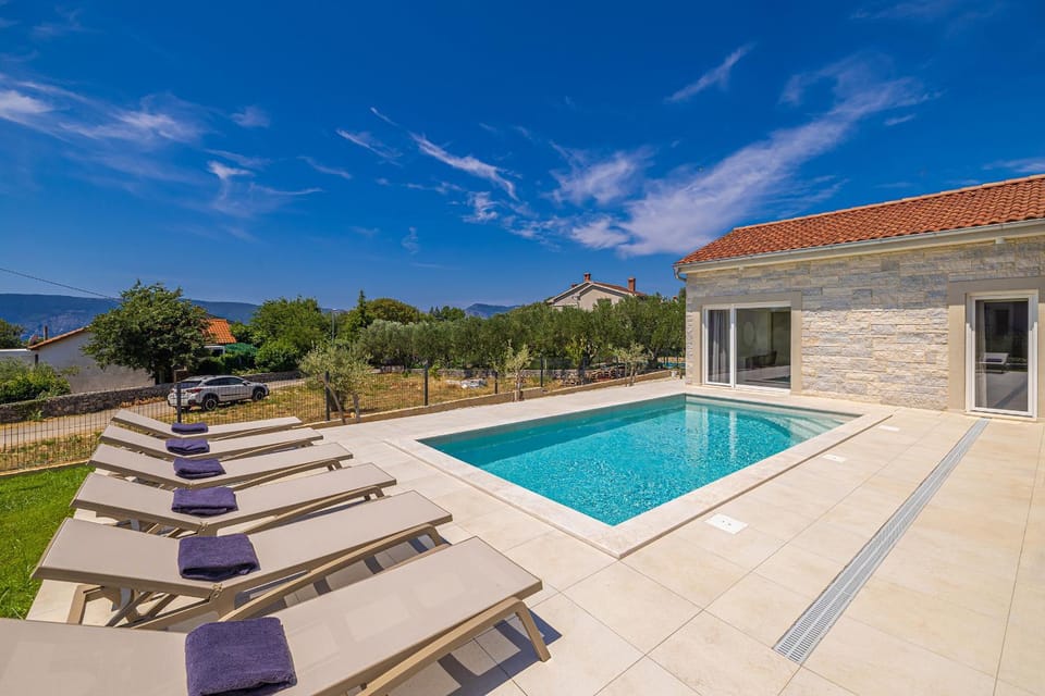 Swimming pool, sunbed