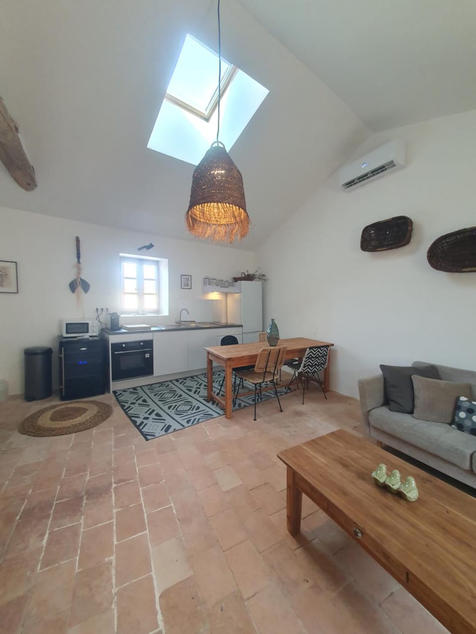 Kitchen or kitchenette, Living room, Seating area, Dining area