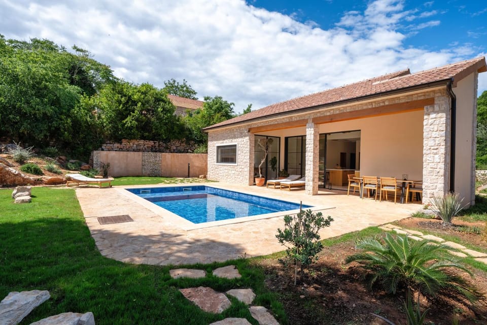 Property building, Garden view, Pool view, Swimming pool, sunbed