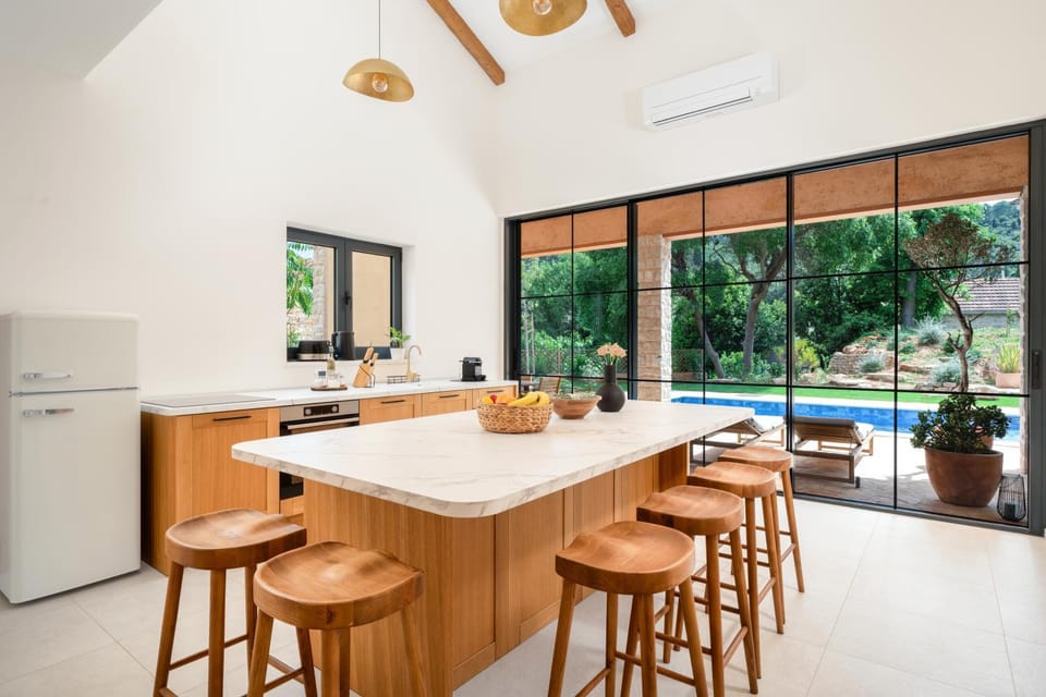 Kitchen or kitchenette, Dining area, oven, stove