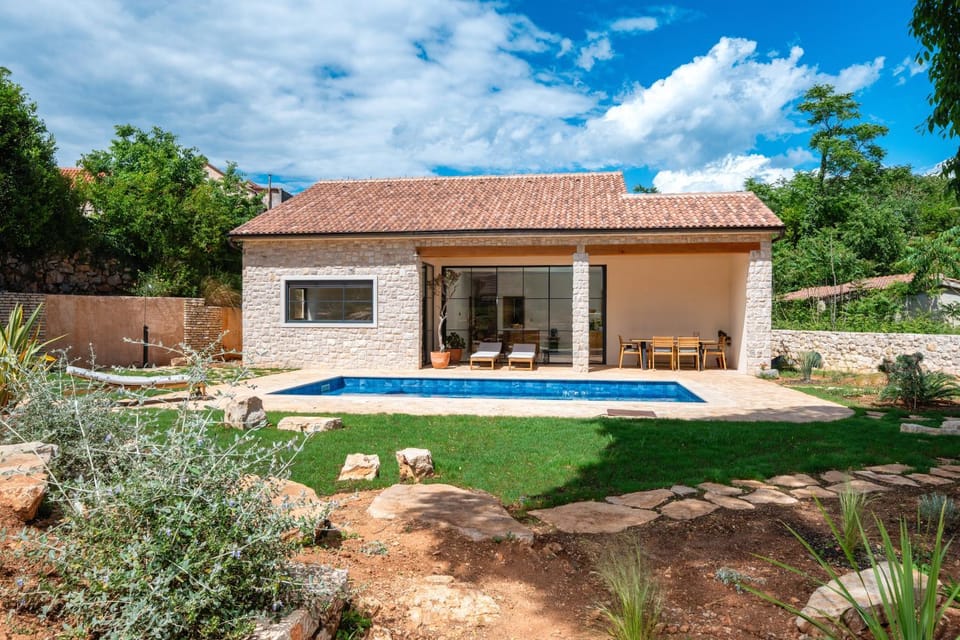 Property building, Day, Garden view, Pool view, Swimming pool, sunbed