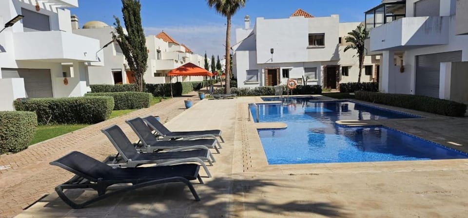 Property building, Day, Swimming pool, sunbed