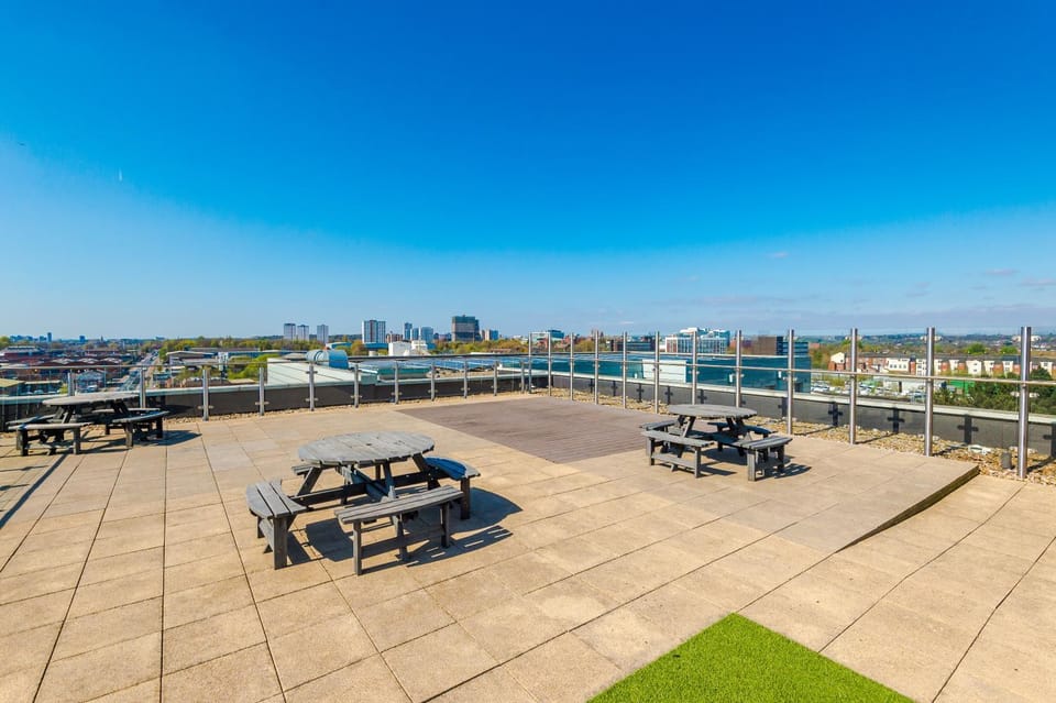 Month Special in Salford, Fully Equipped, WiFi Apartment in Salford