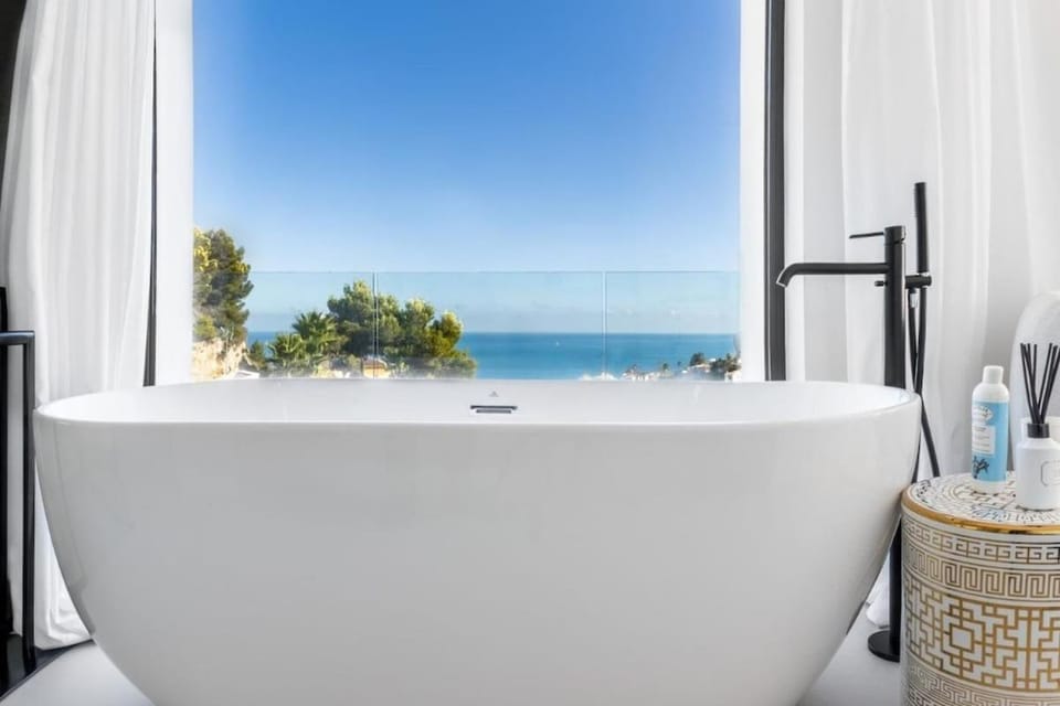 Sea view, Bath