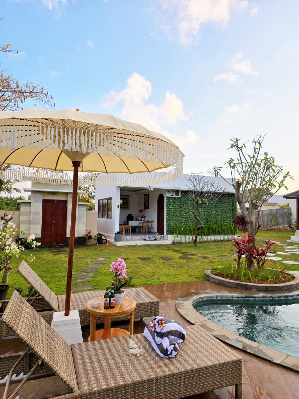 Natural landscape, Balcony/Terrace, Garden view, Pool view, Swimming pool, sunbed
