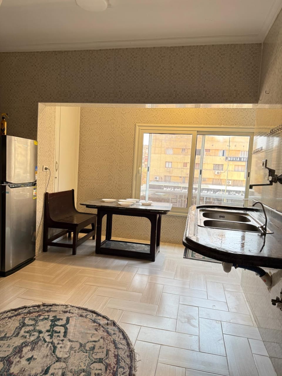 Kitchen or kitchenette, Dining area, oven