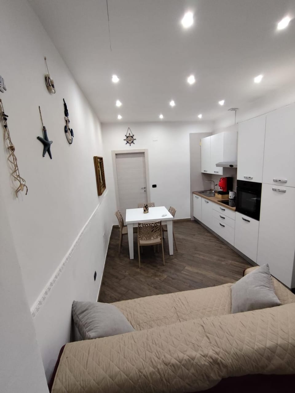 Kitchen or kitchenette, Living room, Seating area, Dining area, oven, stove