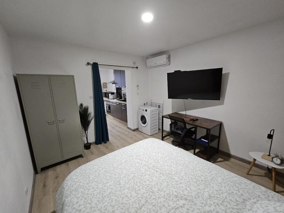 Communal lounge/ TV room, TV and multimedia, Kitchen or kitchenette, Photo of the whole room, Bedroom, wardrobe