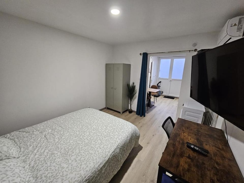 Bed, TV and multimedia, Photo of the whole room, Bedroom