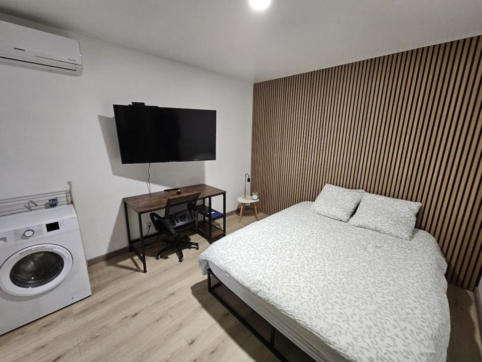 Bed, TV and multimedia, Photo of the whole room, Seating area, Bedroom, washing machine, air conditioner
