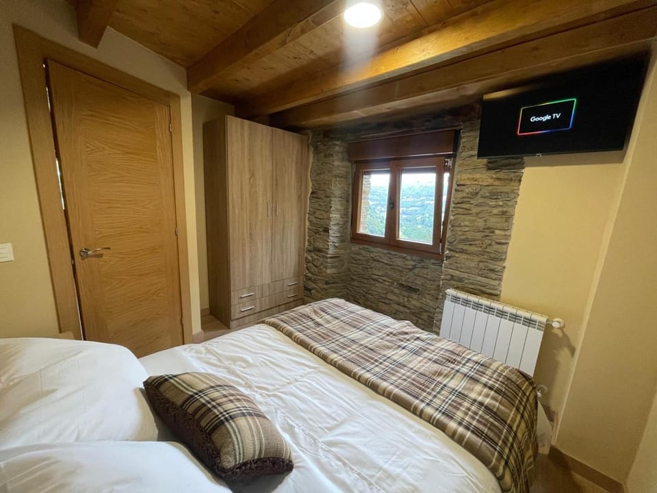 TV and multimedia, Photo of the whole room, Bedroom, wardrobe