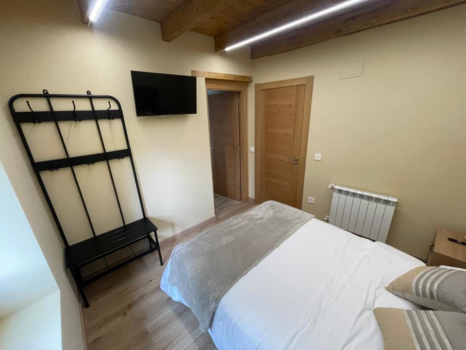 Bed, TV and multimedia, Photo of the whole room, Bedroom, internet