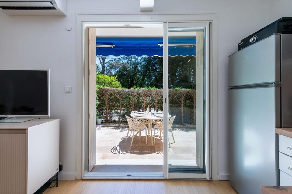Patio, Dining area