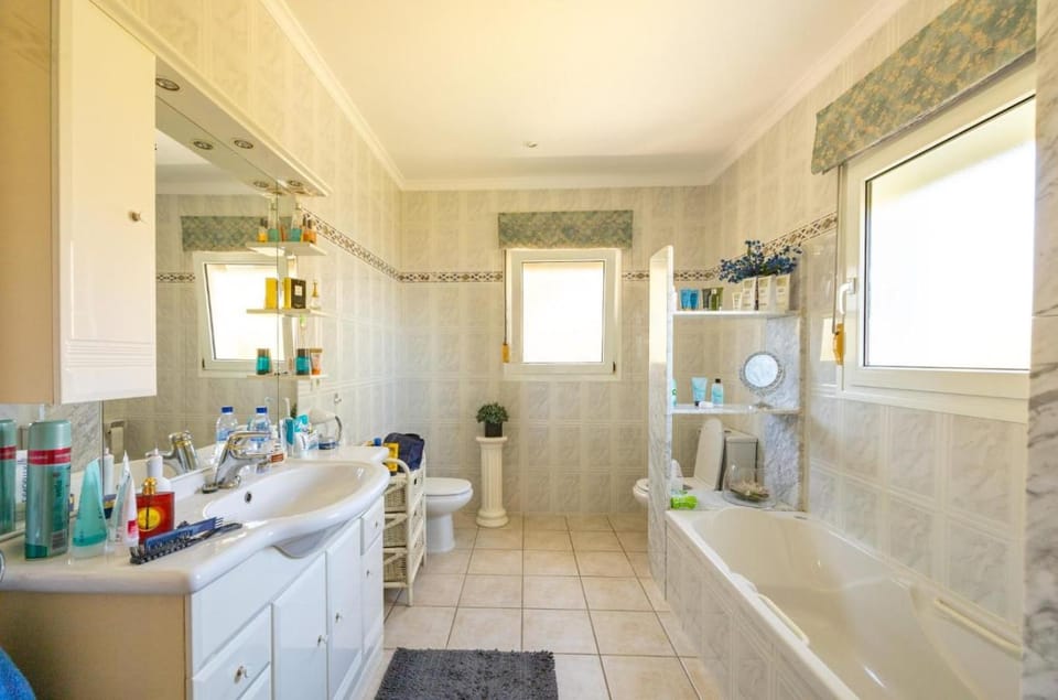Shower, Toilet, Bathroom, Bath