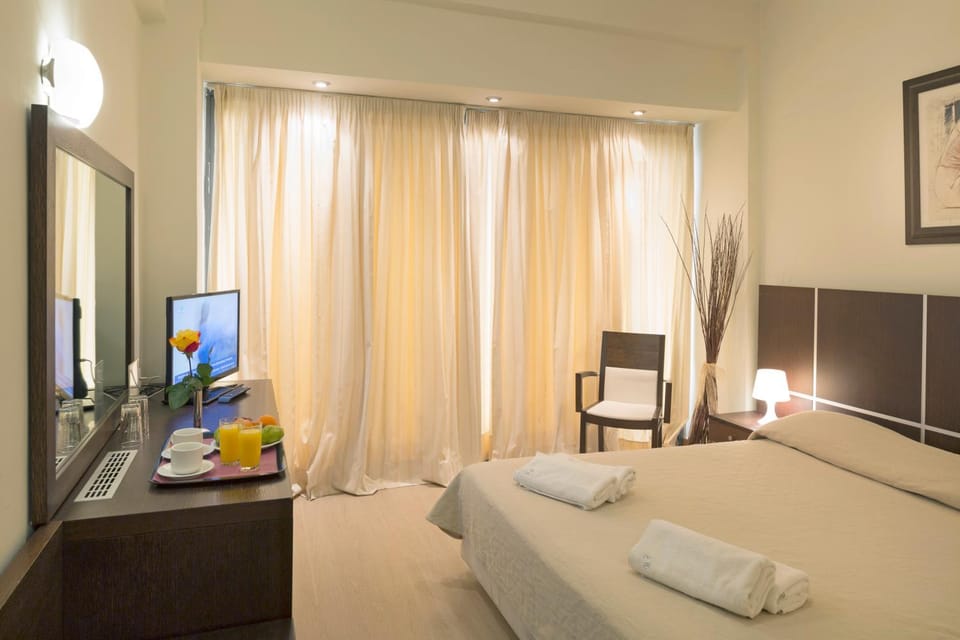 Bed, TV and multimedia, Photo of the whole room, Bedroom
