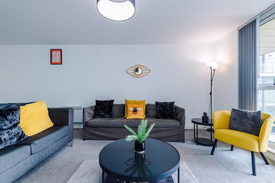 Charming Salford, Staycation, WiFi, Sleeps 5 Apartment in Salford