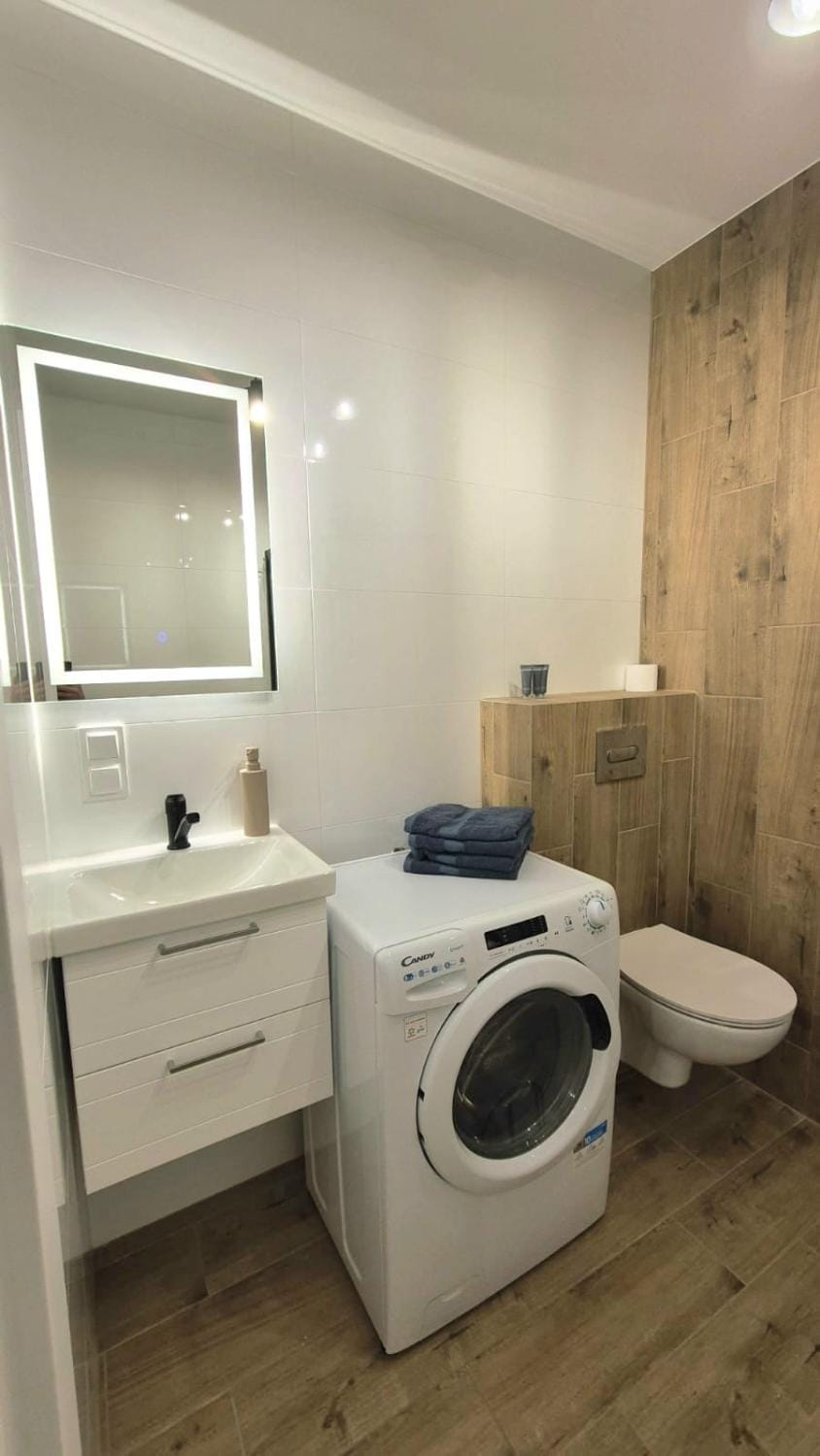 Toilet, Bathroom, towels, washing machine, dryer