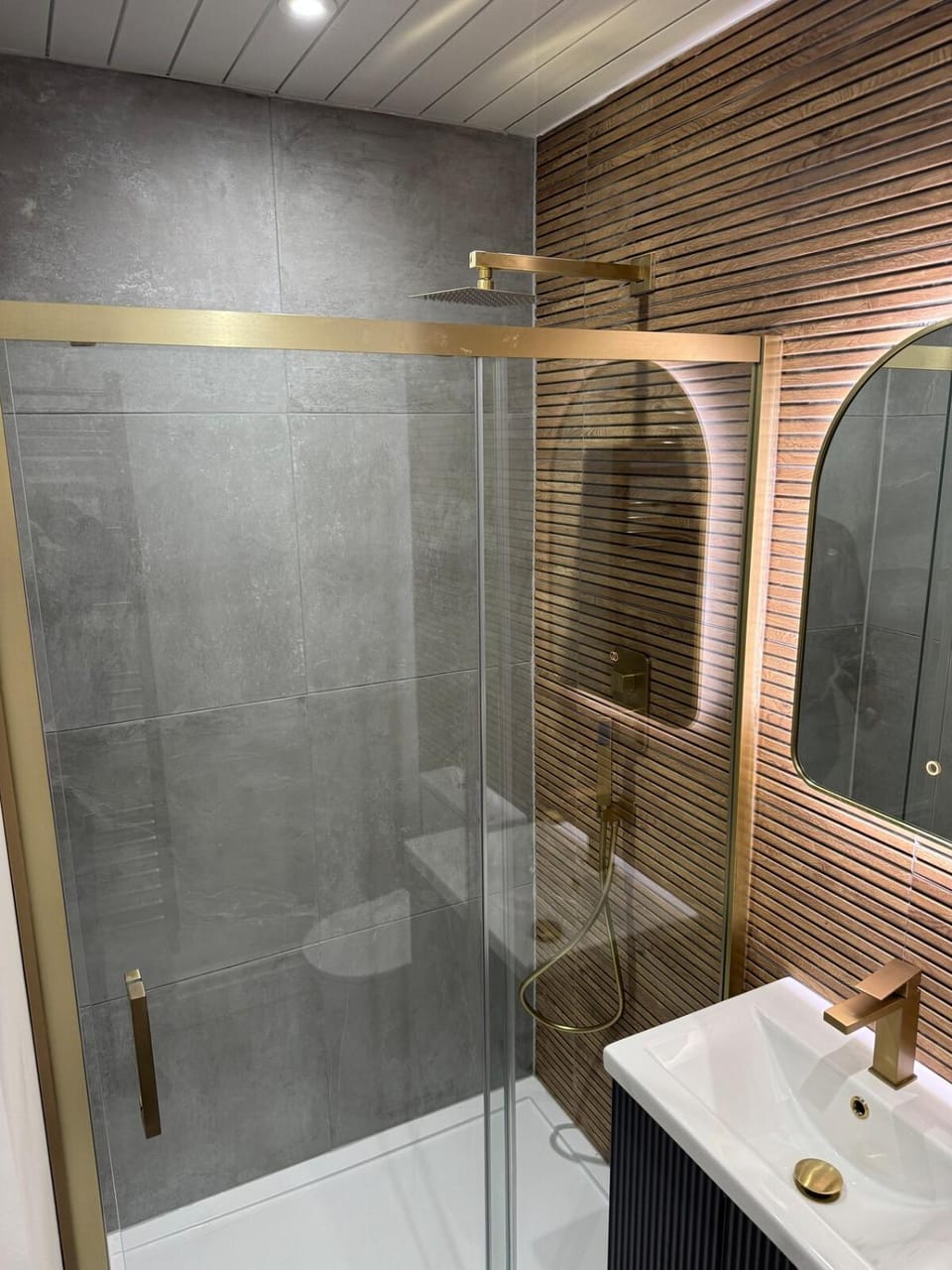 Modern 2BR Town-House - Sleeps 6 - Parking & Pets - Coast Serviced Apartments - Enquire for Trade & Long stays House in Wick