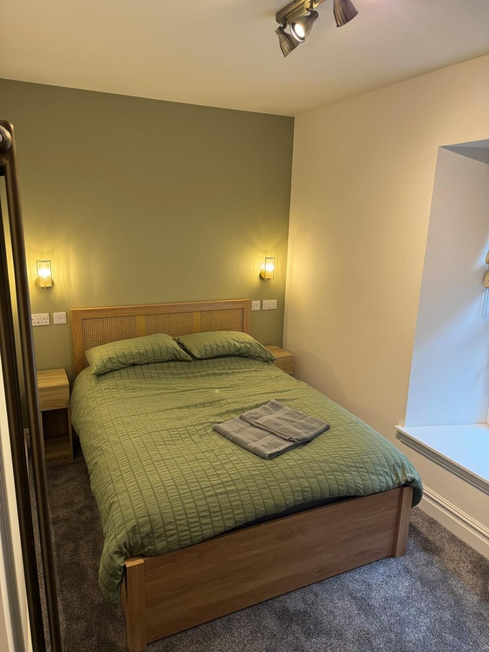 Modern 2BR Town-House - Sleeps 6 - Parking & Pets - Coast Serviced Apartments - Enquire for Trade & Long stays House in Wick