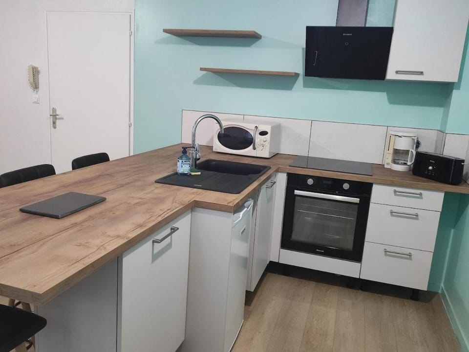 Coffee/tea facilities, Kitchen or kitchenette, Dining area, oven, toaster