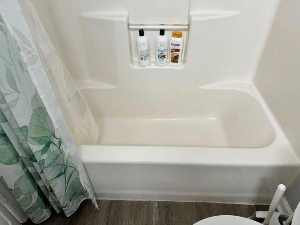 Cozy & Chic Suite Playhouse Sq, Rock Hall, CSU Apartment in Cleveland Heights