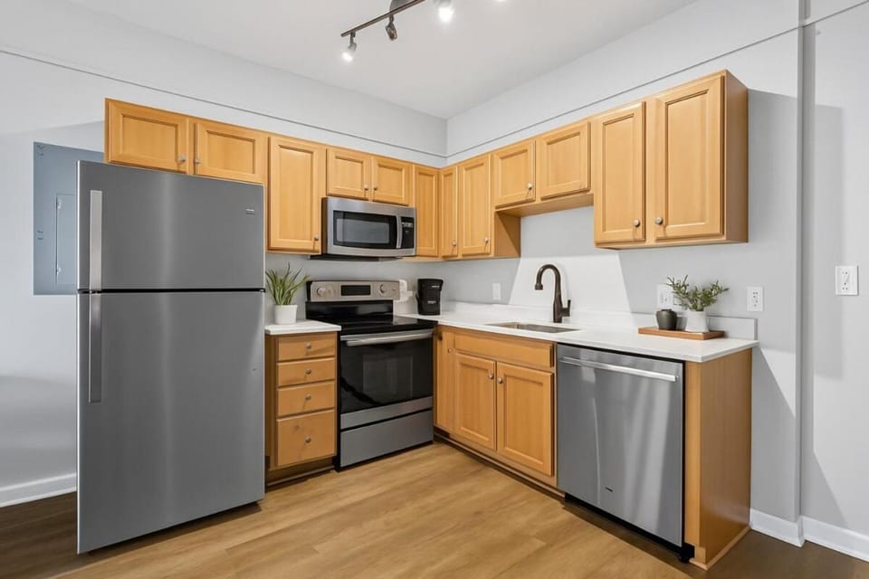 Cozy & Chic Suite Playhouse Sq, Rock Hall, CSU Apartment in Cleveland Heights