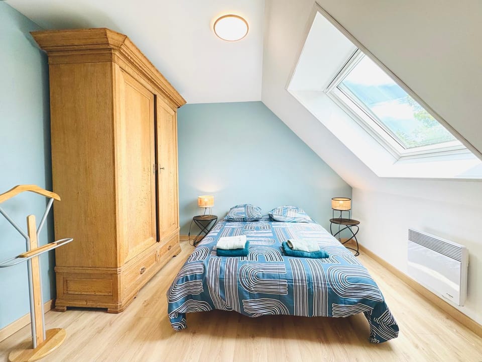 Bed, Bedroom, towels, wardrobe
