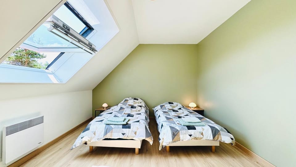 Bed, Bedroom, towels