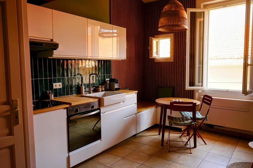 Kitchen or kitchenette, Dining area