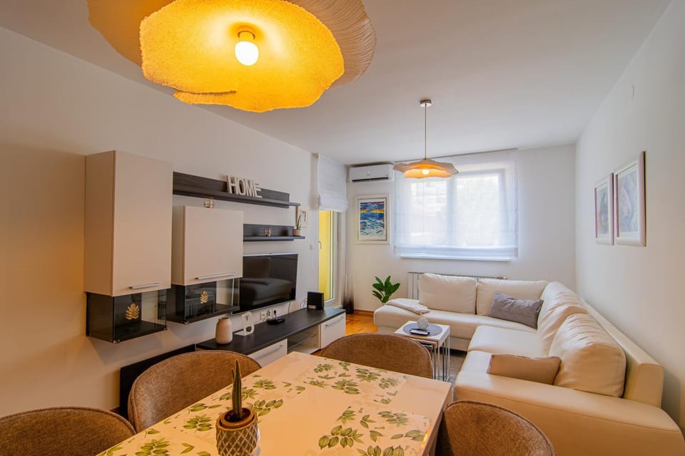 TV and multimedia, View (from property/room), Living room, Decorative detail, Seating area, Dining area, Family, heating, air conditioner