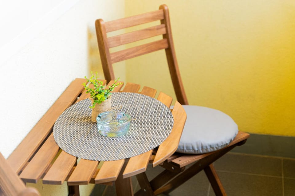 Day, View (from property/room), Balcony/Terrace, Decorative detail, Seating area, Location