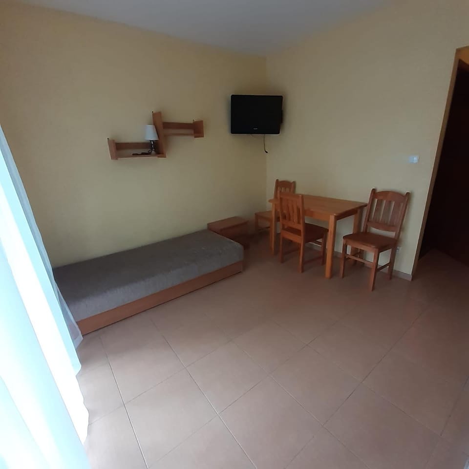 Bed, Photo of the whole room, Seating area, Bedroom