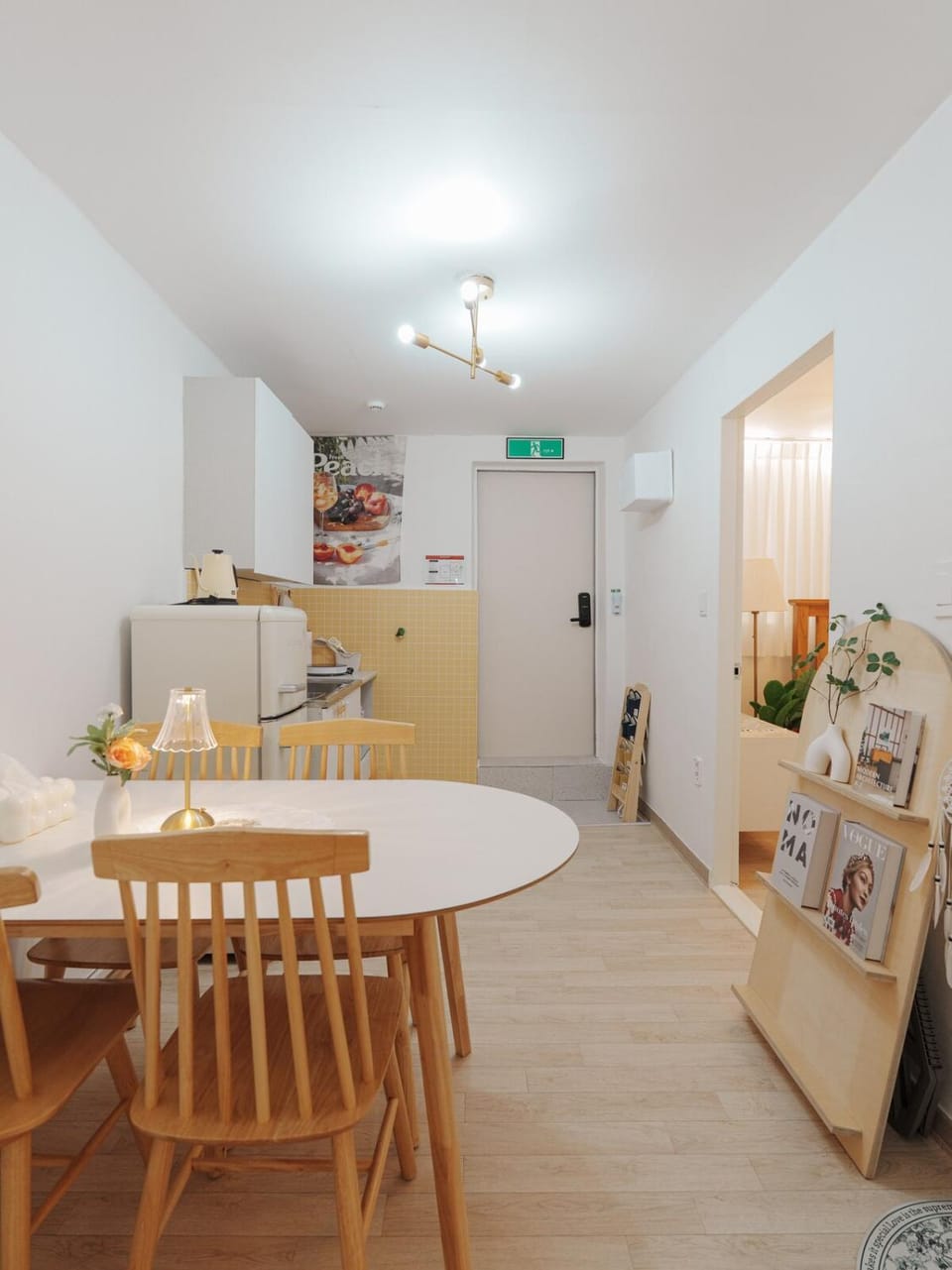 Kitchen or kitchenette, Dining area