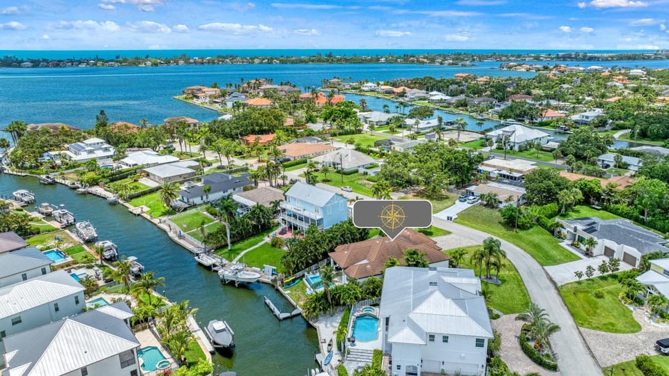 Property building, Nearby landmark, Day, Neighbourhood, Natural landscape, Bird's eye view, Sea view, Street view, Location