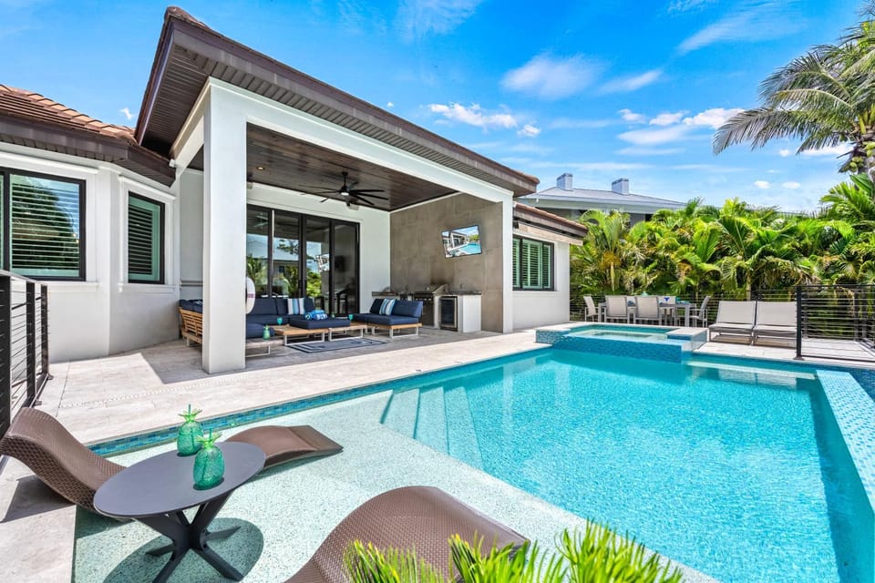 Property building, Patio, Day, Pool view, Swimming pool, sunbed