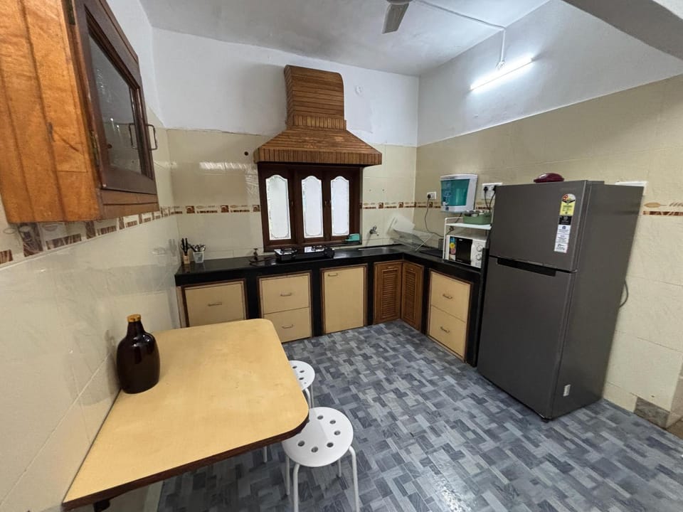 Coffee/tea facilities, Kitchen or kitchenette, Dining area, oven, stove