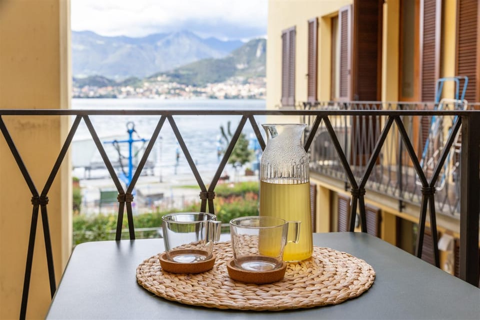 Day, Natural landscape, View (from property/room), Balcony/Terrace, Dining area, Lake view, Mountain view, Drinks