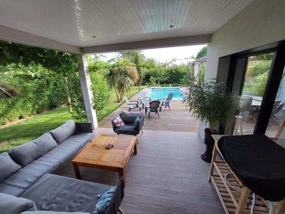 Très belle villa avec piscine Villa in Saint-Médard-en-Jalles