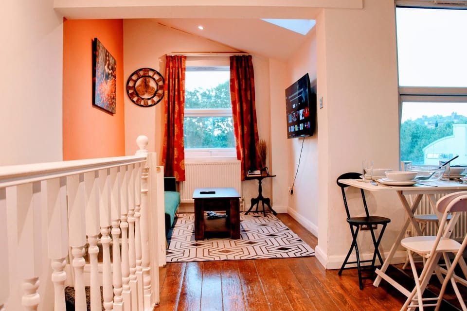 TV and multimedia, Living room, Seating area, Dining area