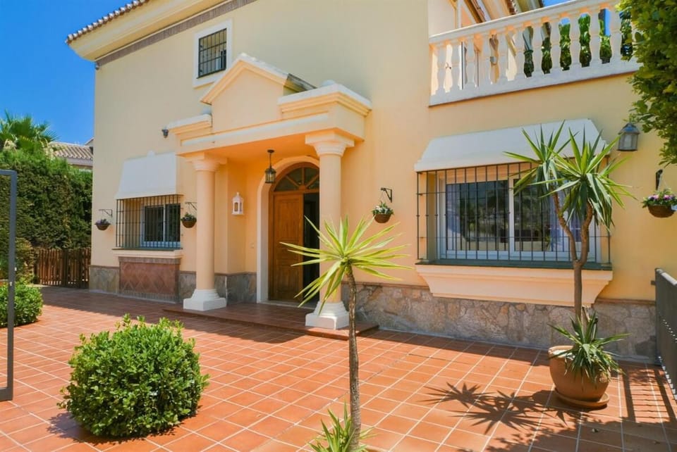 Premium Villa with private pool, garden & BBQ Villa in Costa del Sol