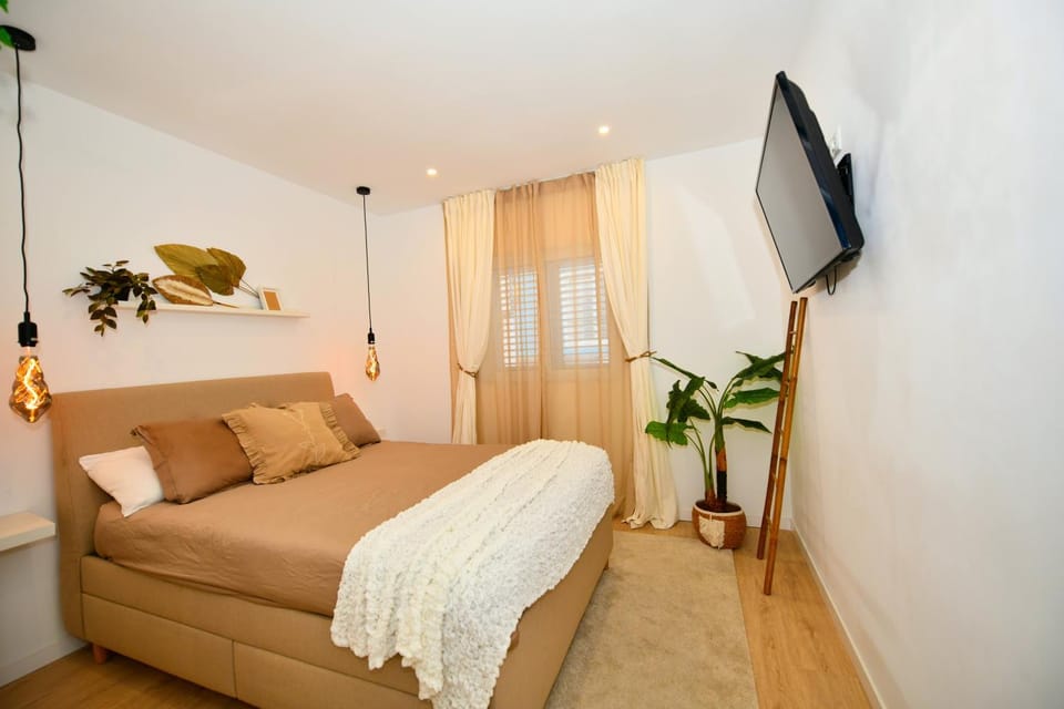 Bed, TV and multimedia, Photo of the whole room, Evening entertainment, Bedroom