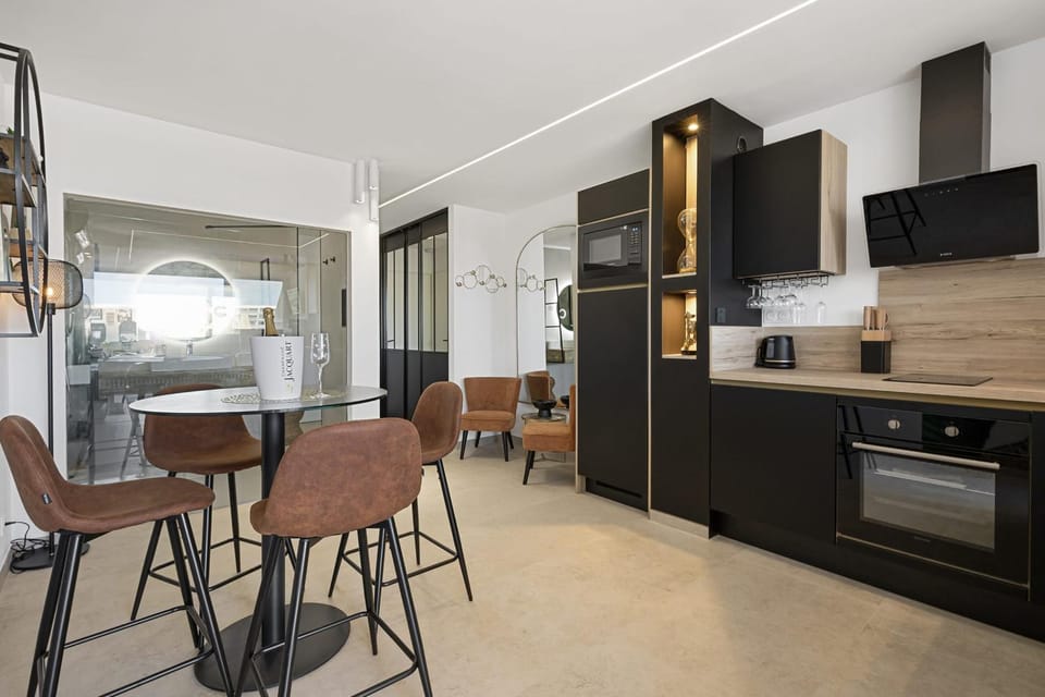 Seating area, minibar