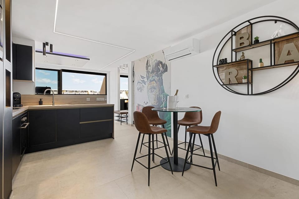 Kitchen or kitchenette, minibar