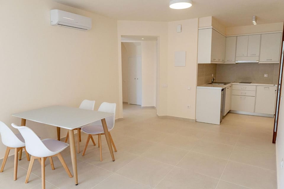 Kitchen or kitchenette, Dining area, oven, stove, air conditioner