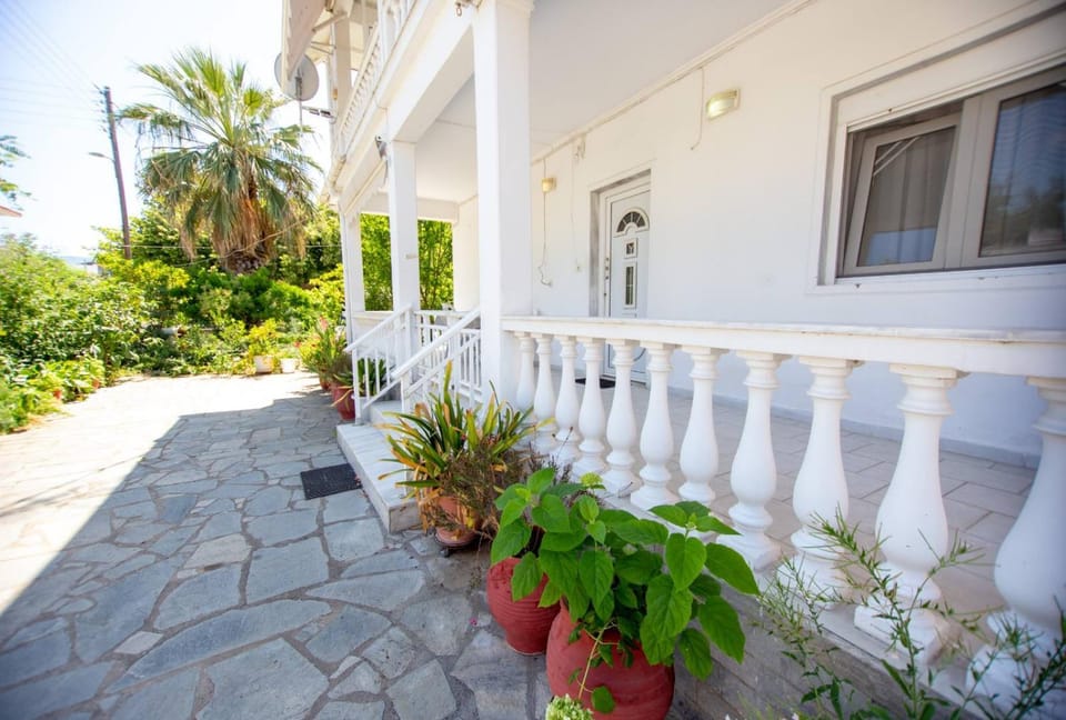 Property building, Spring, Day, Garden, View (from property/room), Balcony/Terrace, Garden view