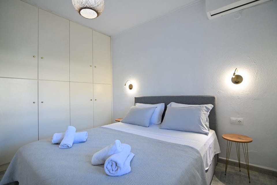 Bed, Bedroom, wardrobe, air conditioner