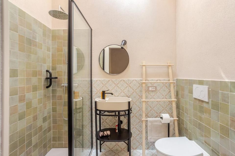 Shower, Toilet, Bathroom, bidet, towels